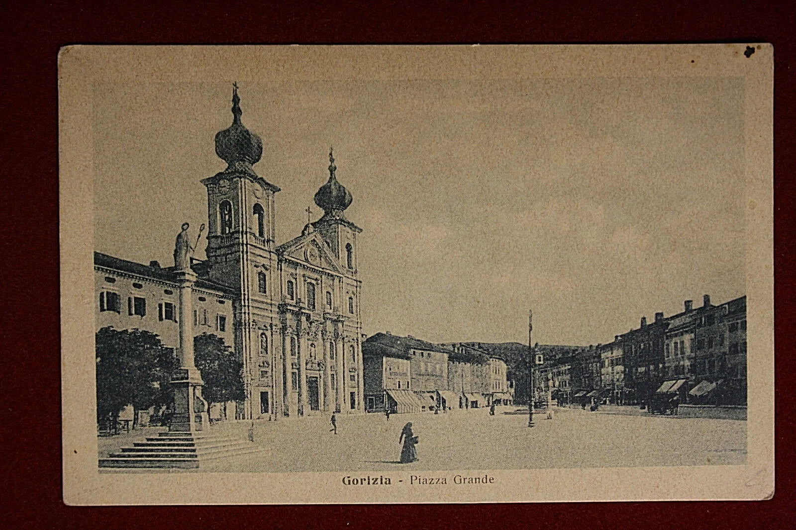 GORIZIA Piazza Grande animata, no viaggiata, anni 10 #14302