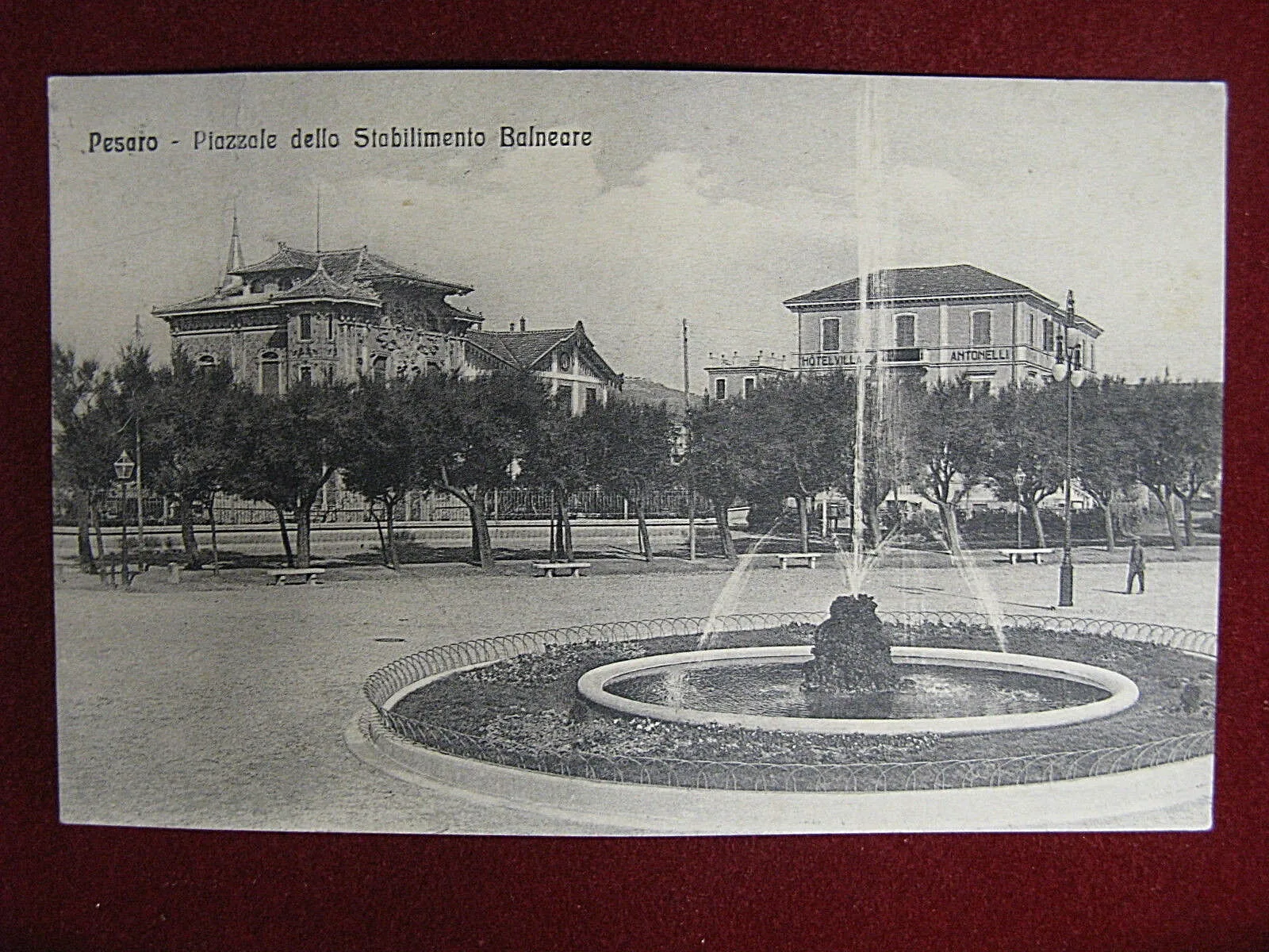 Pesaro Piazzale dello Stabilimento Balneare anni 10 viaggiata, animata #12616