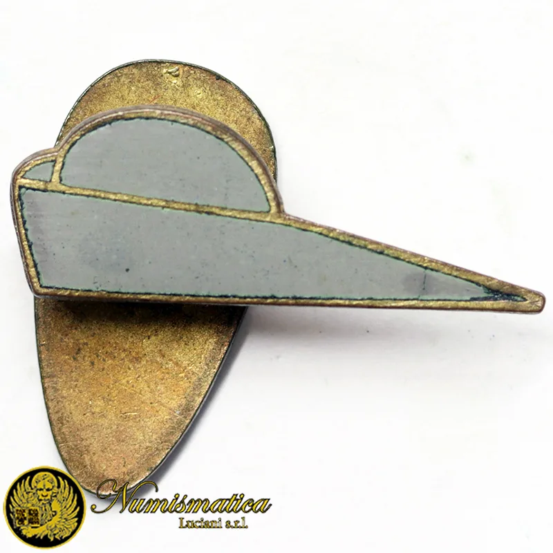 Distintivo goliardico a forma di feluca per cappello universitario con smalto grigio #655