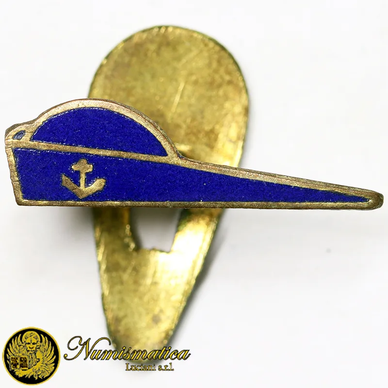 Distintivo goliardico a forma di feluca per cappello universitario smalto blu – Castelli #MDS140