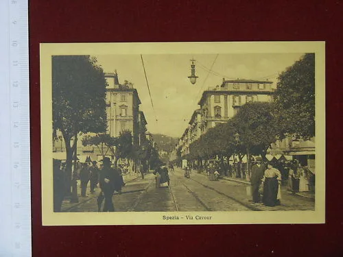 SPEZIA Via Cavour animata non viaggiata anni 20 #4054